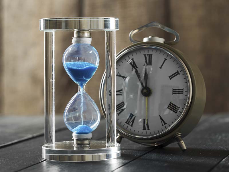 saap-800_0003_time-is-passing-blue-hourglass-close-up